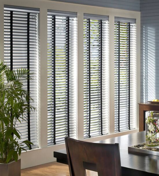 Алюминиевые горизонтальные жалюзи на большое окно