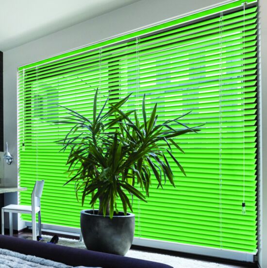 Горизонтальные жалюзи с логотипом компании