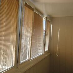 Алюминиевые горизонтальные жалюзи на балкон цена. Купить в «Мастерская Жалюзи»